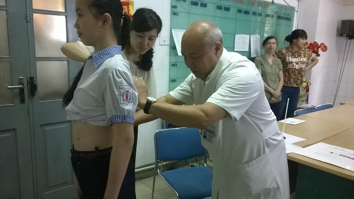 Le premier à appliquer la chirurgie endoscopique de la colonne vertébrale au Vietnam - ảnh 3