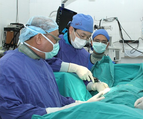 Le premier à appliquer la chirurgie endoscopique de la colonne vertébrale au Vietnam - ảnh 2