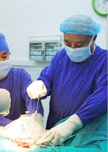 Le premier à appliquer la chirurgie endoscopique de la colonne vertébrale au Vietnam - ảnh 1
