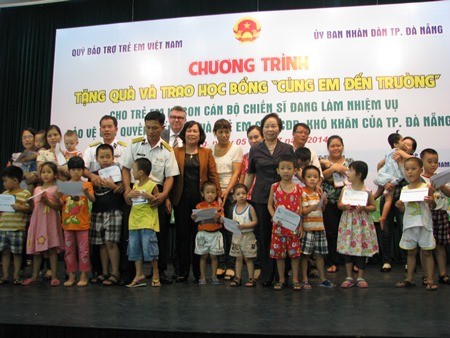 La vice présidente vietnamienne remet des bourses aux élèves démunis - ảnh 1