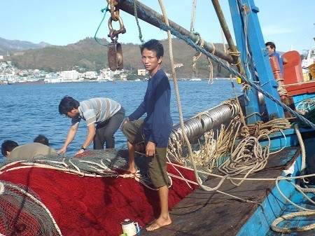 Secourir les pêcheurs d’un beateau en panne de Binh Dinh - ảnh 3