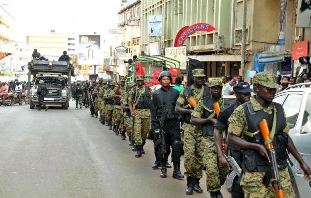 Ouganda : 65 morts dans des affrontements entre soldats et hommes armés  - ảnh 1