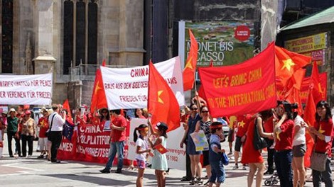  Défilé de la diaspora vietnamienne en Autriche contre la Chine - ảnh 1