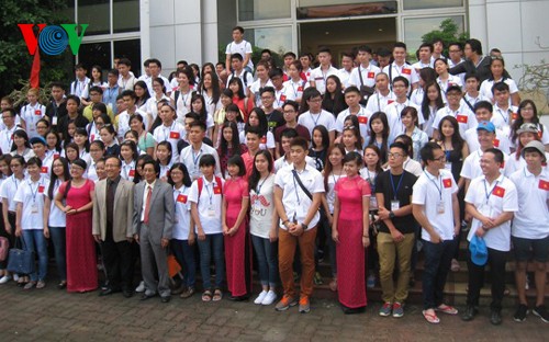 Des jeunes vietnamiens de l’étranger réunis au Vietnam pour le camp d’été 2014 - ảnh 1