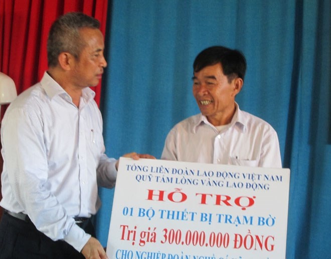 Distribution des cadeaux aux pêcheurs de Quang Ngai - ảnh 1