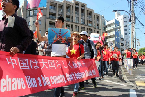 La diaspora vietnamienne à l’étranger continue de protester contre les agissements de la Chine - ảnh 2