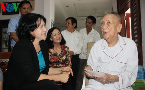 Nguyen Thi Kim Ngân rencontre des personnes méritantes de la patrie à Dà Nang - ảnh 1