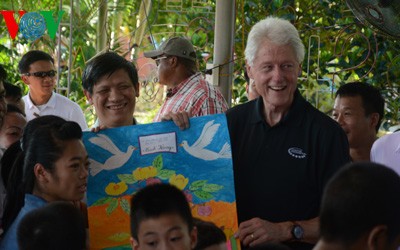 Bill Clinton rend visite aux enfants séropositifs à Ba Vi - ảnh 1