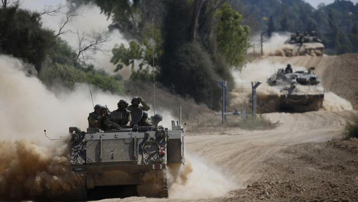 Plus de 100 Palestiniens et 13 soldats israéliens tués dimanche à Gaza - ảnh 1