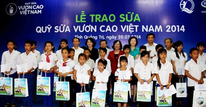 Vinamilk offre du lait aux enfants de Quang Tri - ảnh 1