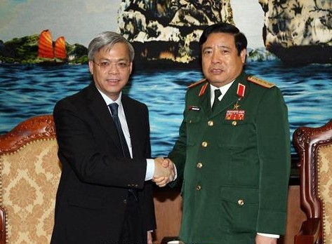 Le responsable singapourien pour la défense reçu par Phung Quang Thanh - ảnh 1