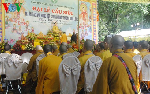 Une grande cérémonie de prières pour les anciens prisonniers de Son La  - ảnh 1