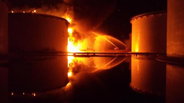 Libye: l'incendie continue de ravager des réservoirs de carburant - ảnh 1