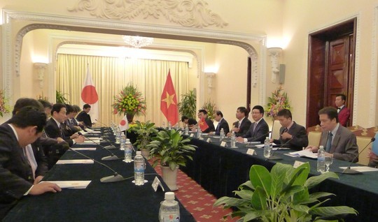 Entretien entre Pham Binh Minh et le ministre japonais des Affaires étrangères  - ảnh 2