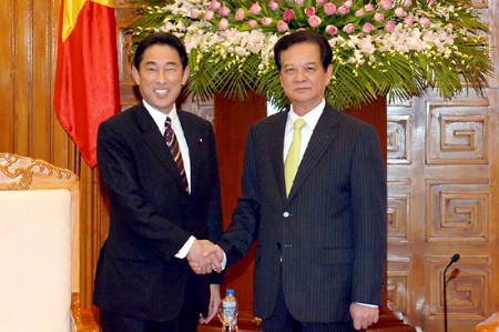 Le chef de la diplomatie japonaise reçu par Nguyen Tan Dung - ảnh 1