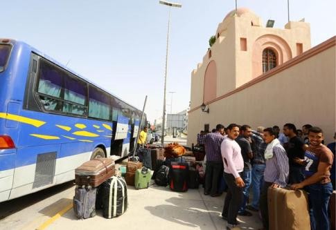 Libyens et ressortissants étrangers fuient en masse le pays  - ảnh 2
