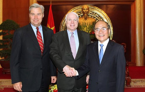 Les sénateurs américains reçus par des dirigeants vietnamiens  - ảnh 1