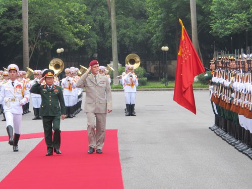Vers une coopération militaire plus intense entre le Vietnam et la République Tchèque - ảnh 1