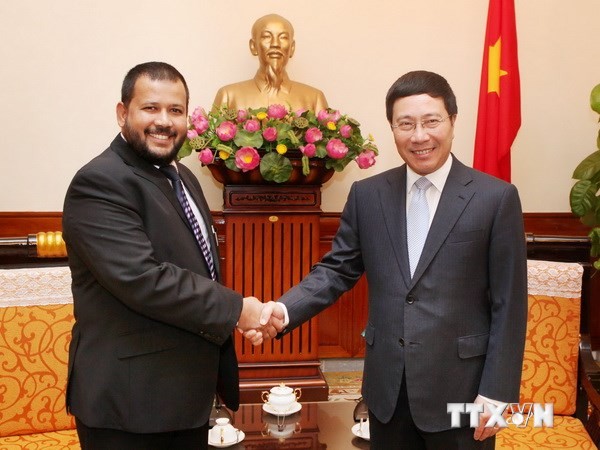 Pham Binh Minh reçoit le ministre srilankais de l’Industrie et du Commerce - ảnh 1
