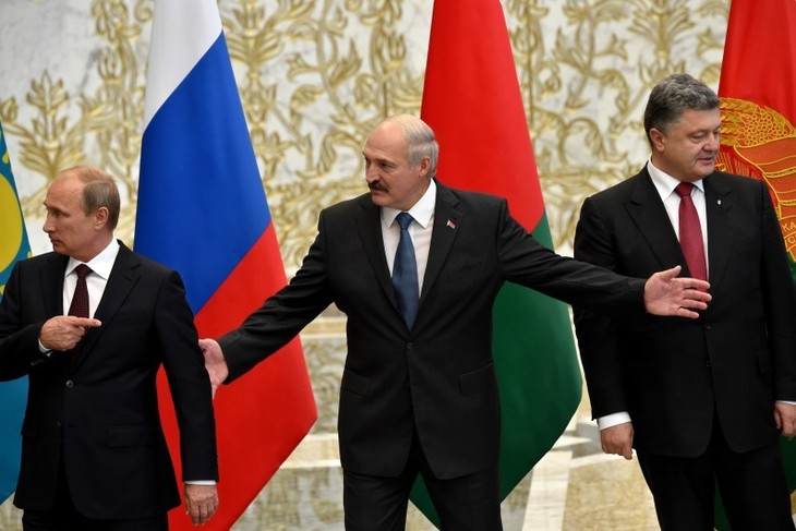 Poutine et Porochenko se serrent la main en Biélorussie - ảnh 1