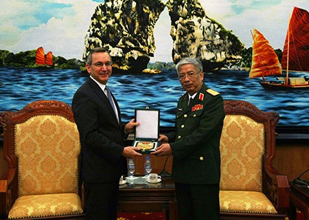   Le général Nguyen Chi vinh reçoit un assistant adjoint du Secrétaire d'État américain - ảnh 1