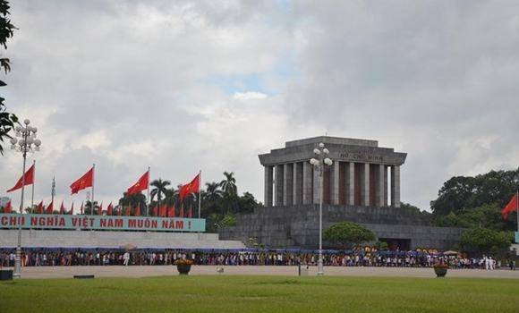 Des milliers de personnes visitent le mausolée du président Ho Chi Minh - ảnh 1