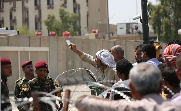 Irak: Des manifestants prennent d'assaut le Parlement à Bagdad - ảnh 1