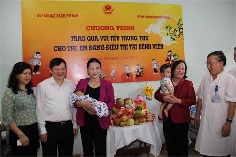 Nguyen Thi Kim Ngan au chevet des enfants soignés à l’hopital Viet Duc - ảnh 1
