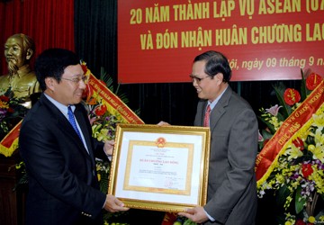 Ordre du Travail de 1ère classe pour le Département chargé de l’ASEAN - ảnh 1