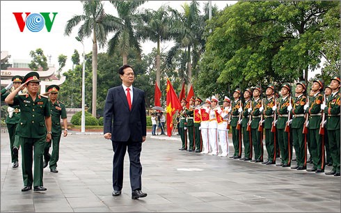 Nguyen Tan Dung : former les hauts officiers pour mieux défendre le pays - ảnh 1