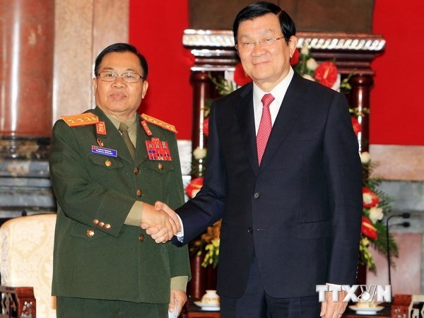 Le Vietnam et le Laos intensifient leur coopération dans la défense - ảnh 1