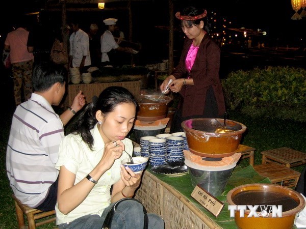 Inauguration de la rue gastronomique Hang Buom à Hanoi - ảnh 1