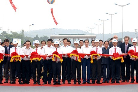 Nguyen Tan Dung assiste à l’inauguration de l’autoroute Noi Bai-Lao Cai - ảnh 1
