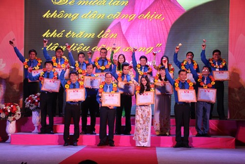 Ho Chi Minh-ville honore les jeunes cadres exemplaires - ảnh 1