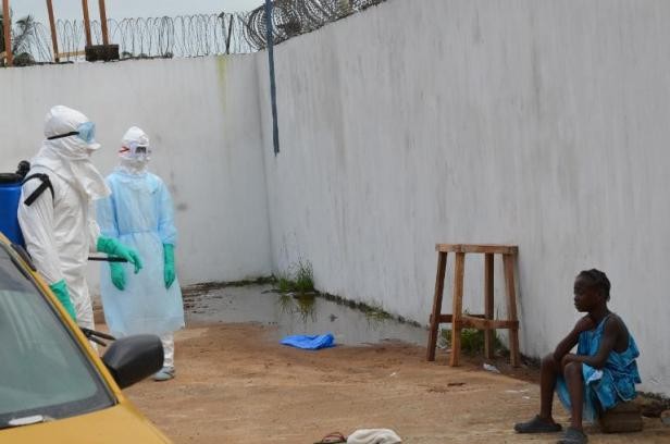 Ebola: l'épidémie «explose», le Liberia agite le spectre de la guerre civile - ảnh 1