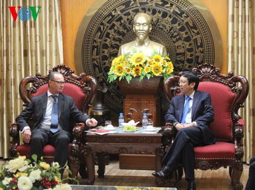 La Voix du Vietnam renforce la coopération avec le groupe RTL CBS ASIA - ảnh 1