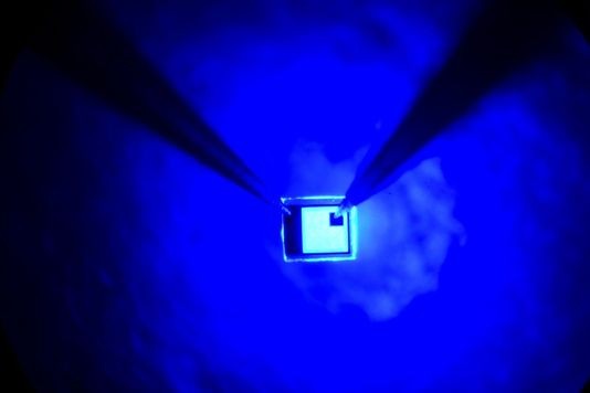 Le prix Nobel de physique attribué aux inventeurs de la LED bleue - ảnh 1