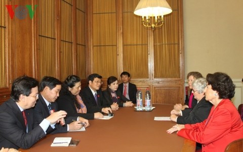 Tong Thi Phong travaille avec les dirigeants du Sénat français - ảnh 1