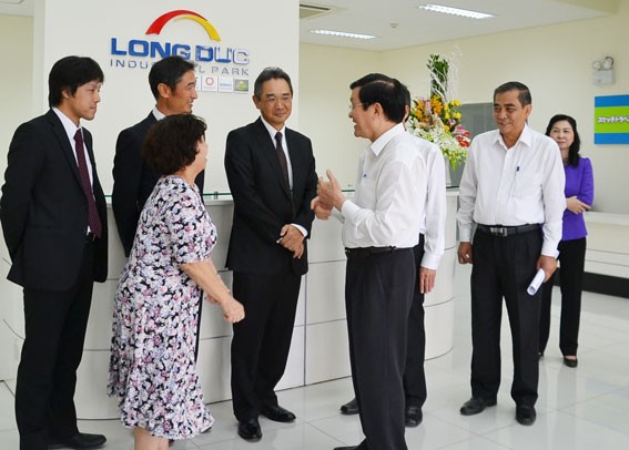 Le président Truong Tan Sang visite la zone industrielle de Long Duc - ảnh 1