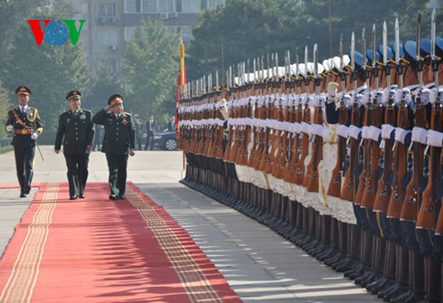 Les armées vietnamienne et chinoise intensifient leur coopération - ảnh 1