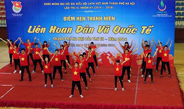 Finale du Festival international des danses populaires de Hanoi - ảnh 1