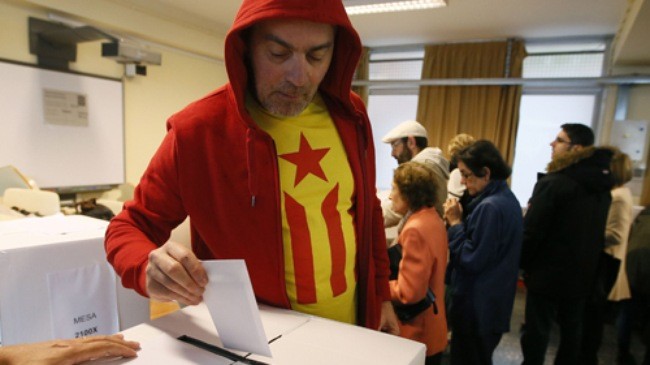 Espagne: la Catalogne aux urnes pour un vote symbolique sur l'indépendance - ảnh 1