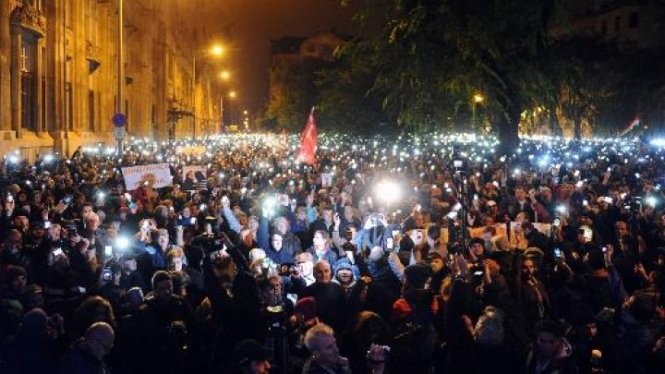Manifestation contre la corruption en Hongrie  - ảnh 1