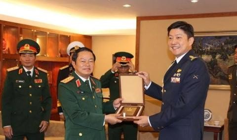 Une délégation de l'armée populaire du Vietnam en visite à Singapour - ảnh 1