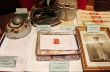Plus de 600 documents et objets offerts au Musée de Hanoi - ảnh 2