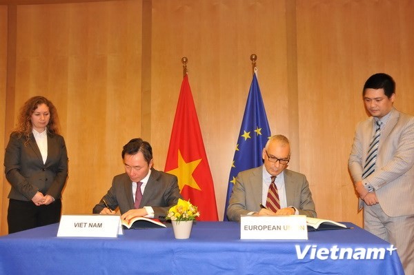 Signature de l’accord-cadre sur le partenariat et la coopération intégrale Vietnam-UE - ảnh 1