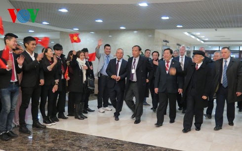 Le secrétaire général Nguyen Phu Trong rend visite aux Vietnamiens de Russie - ảnh 1