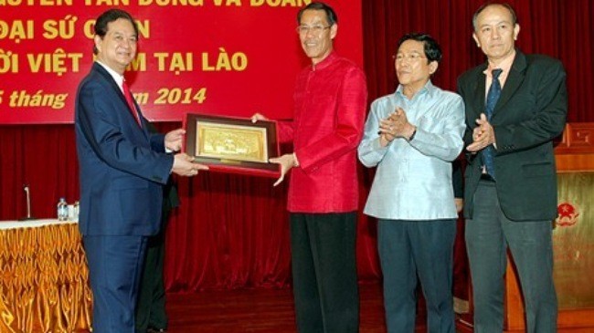 Rencontre entre le Premier ministre et la communauté vietnamienne au Laos - ảnh 1