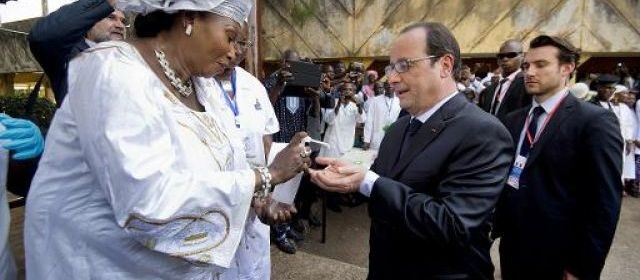 Ebola: Hollande, premier dirigeant occidental à se rendre en Guinée  - ảnh 1