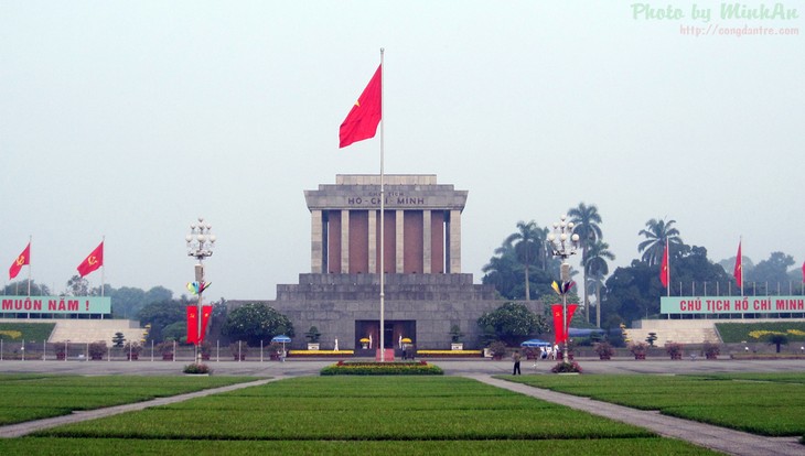 Le Mausolée du président Ho Chi Minh rouvre ses portes  - ảnh 1